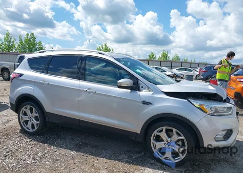 2017 Ford Escape Titanium z USA, uszkodzony, nr VIN 1FMCU9J93HUE43374